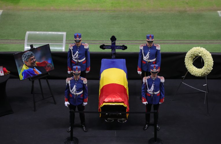 Mircea Lucescu este înmormântat astăzi cu onoruri militare. Ceremonie la Bellu pentru legendarul antrenor