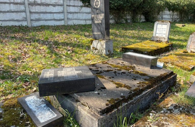 Monumente funerare răsturnate în cimitirul evreiesc din Reghin. Poliția a deschis dosar penal