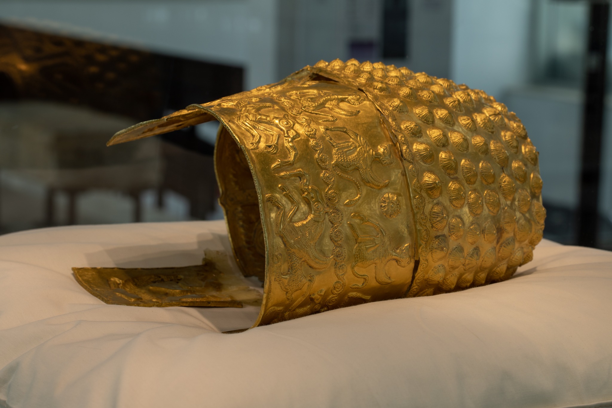 Muzeul Național de Istorie, despre Coiful de la Coțofenești: Expus în poziție orizontală pe o pernă specială, pentru protecție