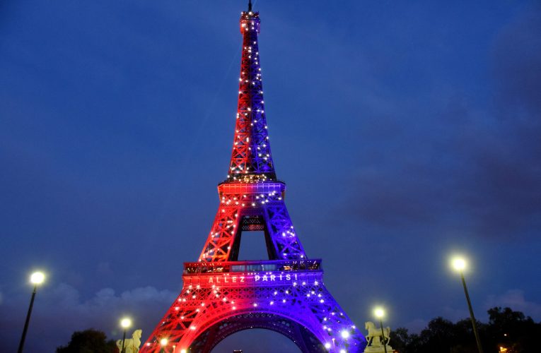 O bucată rară din Turnul Eiffel va fi scoasă la licitație. Cât ar putea costa