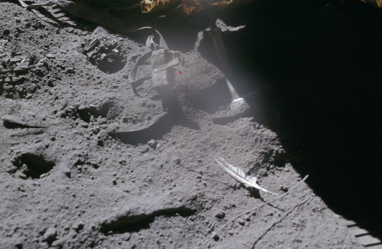 O pană de șoim pe Lună? Explicația fotografiei curioase publicată de NASA