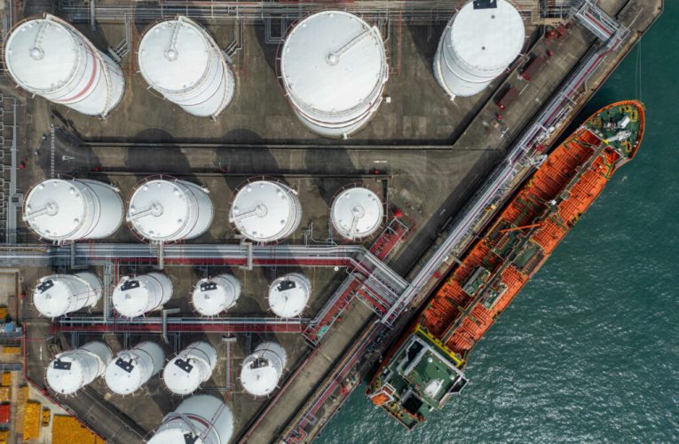 OPEC+ anunță o majorare simbolică a producției de petrol pe fondul conflictului din Orientul Mijlociu