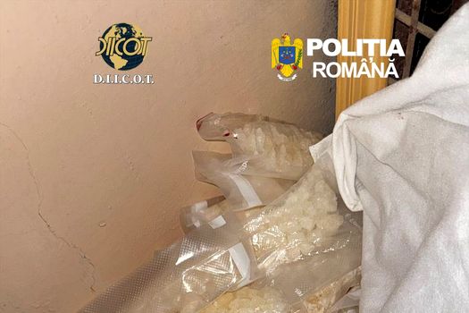 Opt kilograme de droguri de mare risc, descoperite de polițiști în urma unor percheziții. Patru persoane, reținute