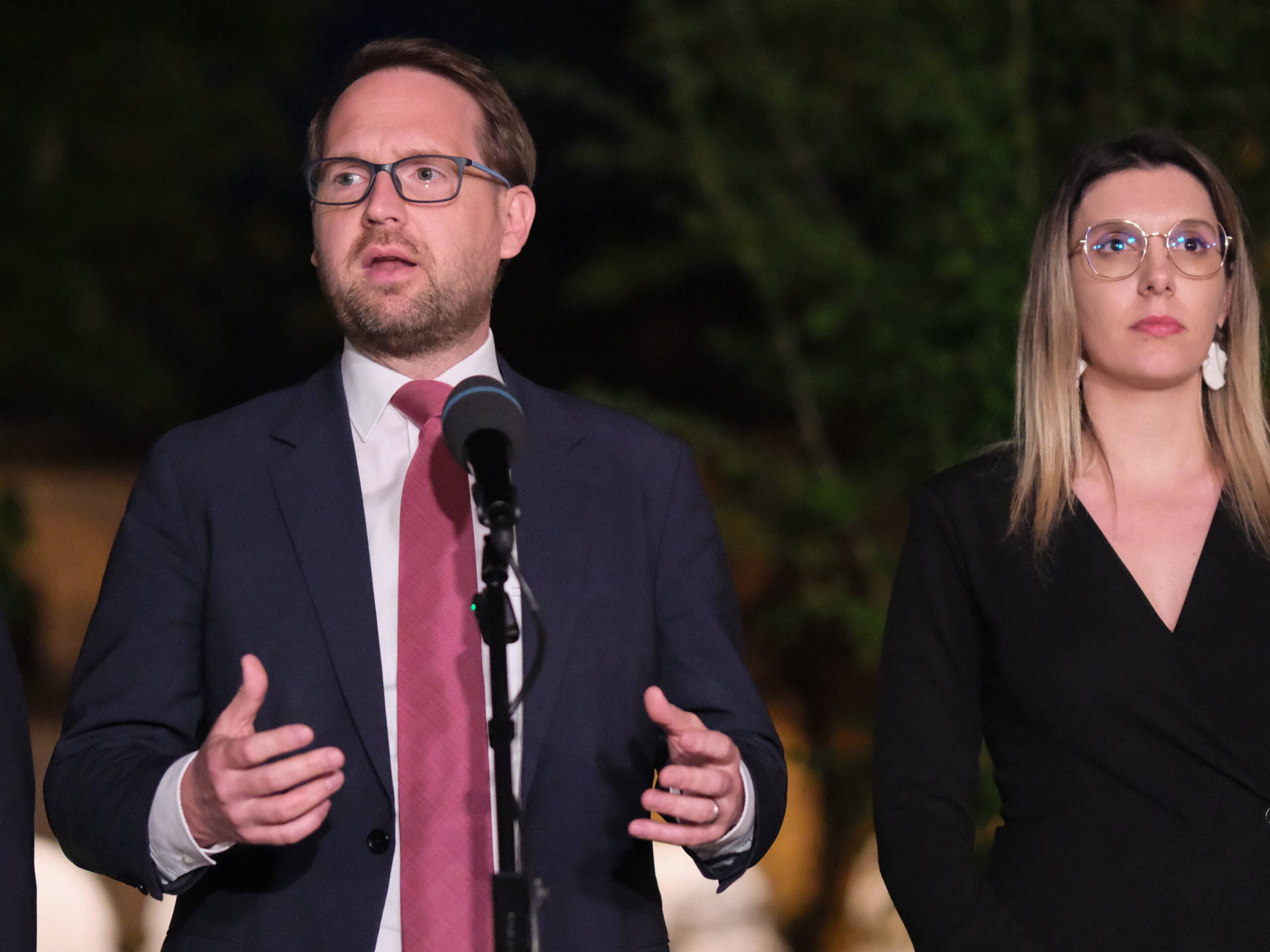 „Pare că mai vor să rămână cu un picior înăuntru”. Dominic Fritz, despre retragerea PSD din guvern