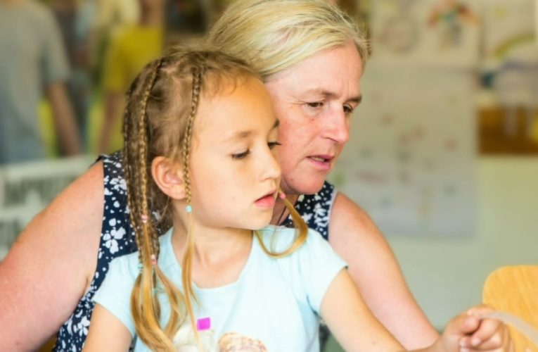 Paște fără părinți. Jumătate dintre românii care lucrează în străinătate nu vin acasă, la copii, de sărbători