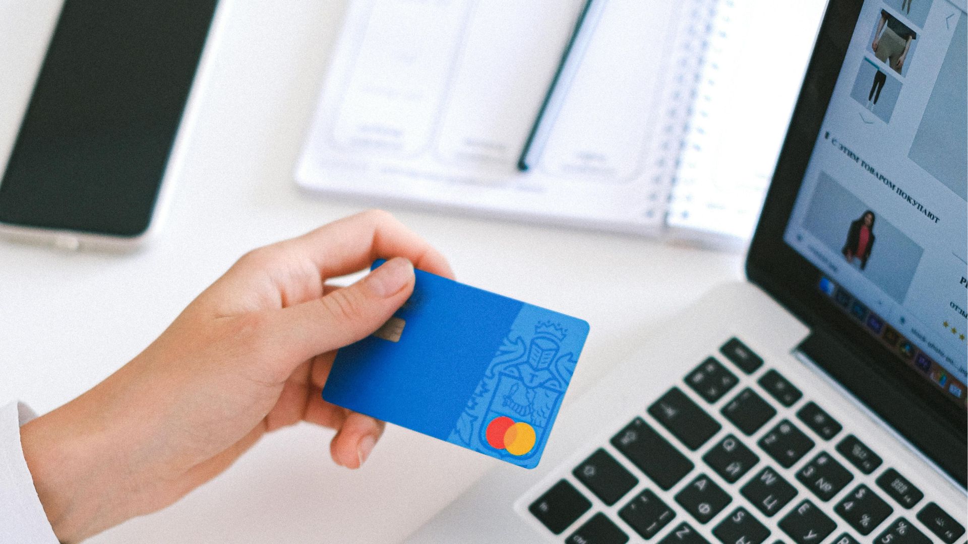 Patru din 10 români adaugă produse în coșul online pentru a avea livrare gratuită