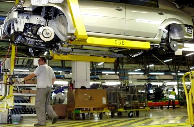 Presa maghiară: Dacia, situație extrem de gravă: România nu mai poate produce noile modele de mașini, mii de oameni riscă să rămână fără loc de muncă
