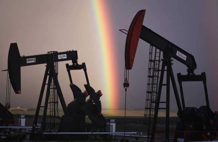 Prețul petrolului scade ușor, în timp ce negocierile SUA-Iran stagnează