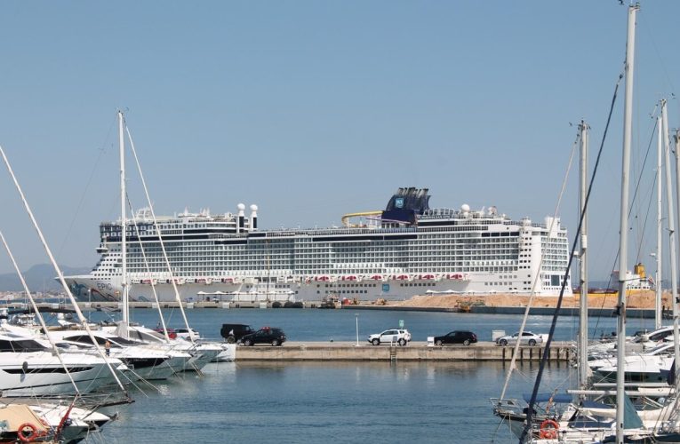 Prima navă civilă care trece prin Strâmtoarea Ormuz de la începutul războiului este un vas de croazieră