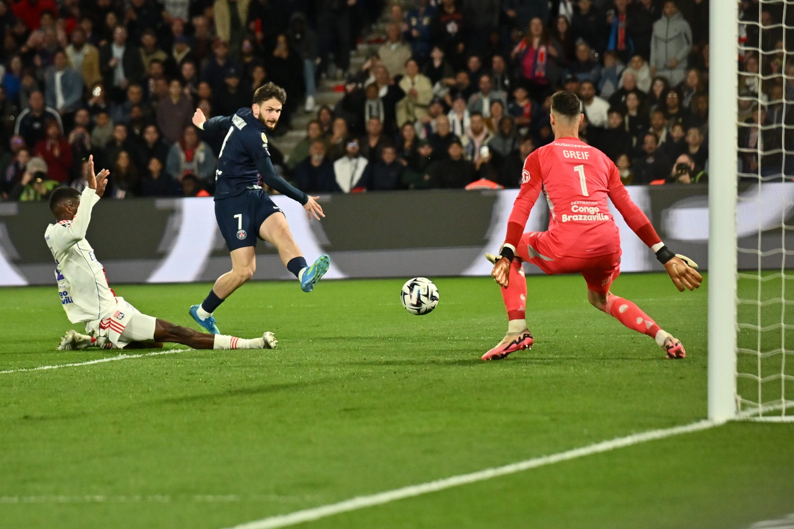PSG învinge pe Bayern în manșa tur din semifinalele Champions League, un meci record cu 9 goluri