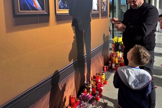 Răzvan Lucescu, îndurerat, primește condoleanțe la catafalcul tatălui său, Mircea Lucescu