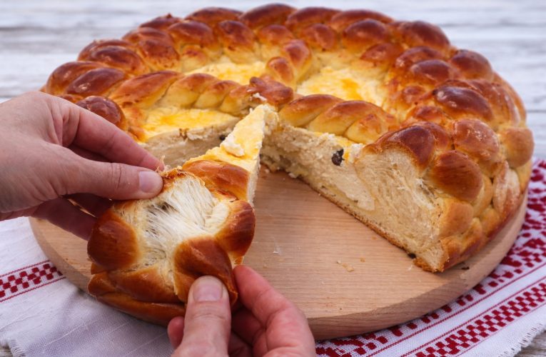 Rețeta de pască cu brânză și stafide pe care o făceau bunicile de Paște
