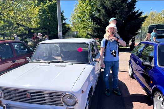 „Retroparada Primăverii 2026” a ajuns și la București: expoziții de mașini de epocă în mai multe orașe din țară