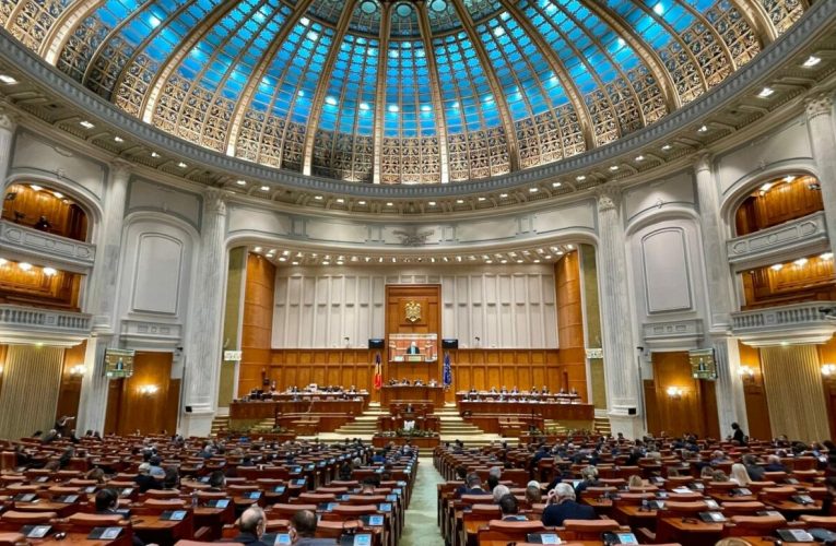 Reuters: PSD se aliază cu opoziția de extremă dreapta pentru a răsturna coaliția pro-europeană. Votul ar putea avea loc pe 5 mai