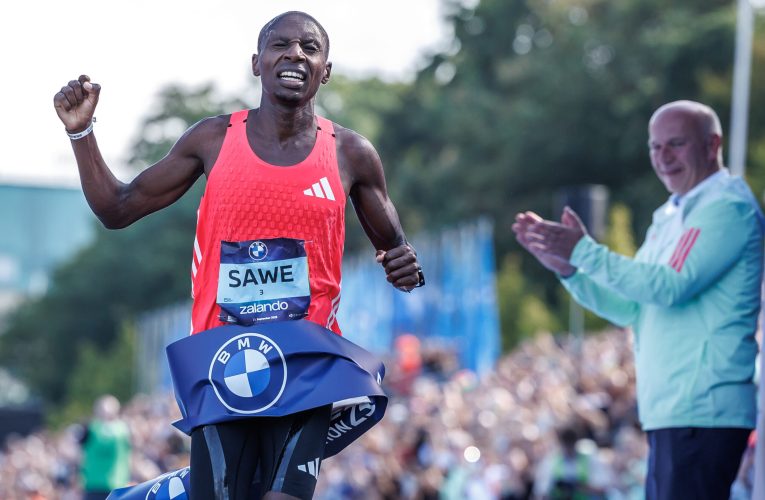 S-a scris istorie! Record: Sabastian Sawe a aleargat primul maraton oficial sub două ore