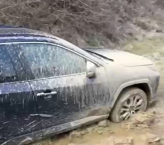 Salvați de jandarmi după ce aplicația de navigație i-a dus pe un drum pe care au rămas împotmoliți în noroi