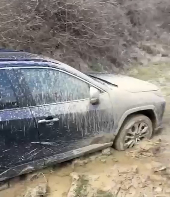 Salvați de jandarmi după ce aplicația de navigație i-a dus pe un drum pe care au rămas împotmoliți în noroi