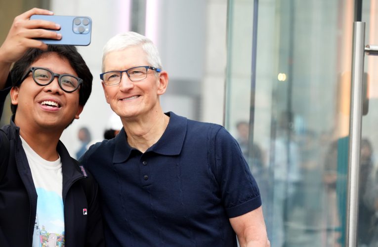 Schimbarea în conducerea Apple. Tim Cook se retrage din funcția de CEO în septembrie