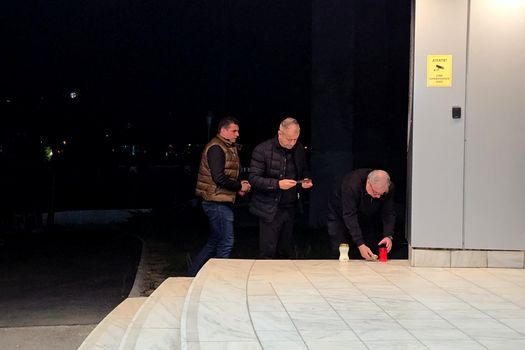 Se aprind candele în fața Spitalului Universitar de Urgență din București pentru Mircea Lucescu