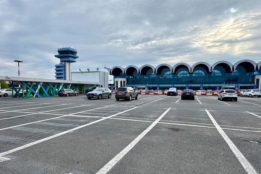 Se închid etaje din parcarea Sosiri de la Otopeni. Modificări pentru transport și ride-sharing