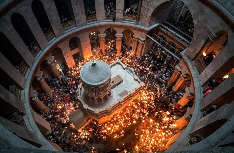 Sfânta Lumină s-a pogorât la Biserica Sfântului Mormânt din Ierusalim. Când va ajunge în România
