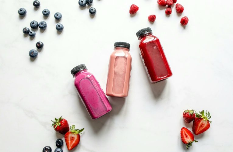 Smoothie-uri, sucuri sau fructe întregi? Care este cea mai sănătoasă modalitate de a consuma fructe?