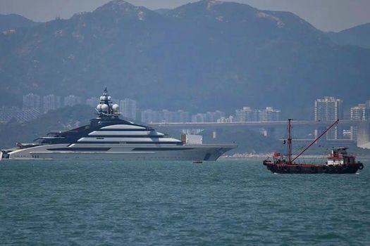 Superyachtul celui mai mare oligarh rus trece nestingherit prin Strâmtoarea Ormuz