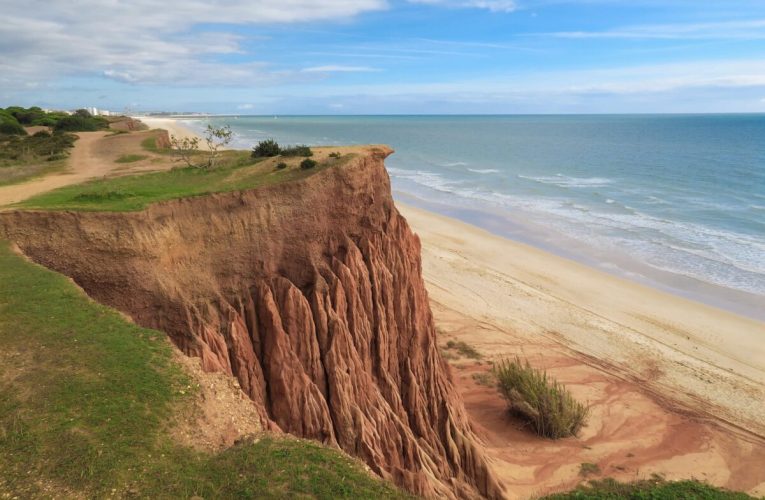 Surpriză mare în topul european al plajelor. Pe primul loc este o plajă din Portugalia