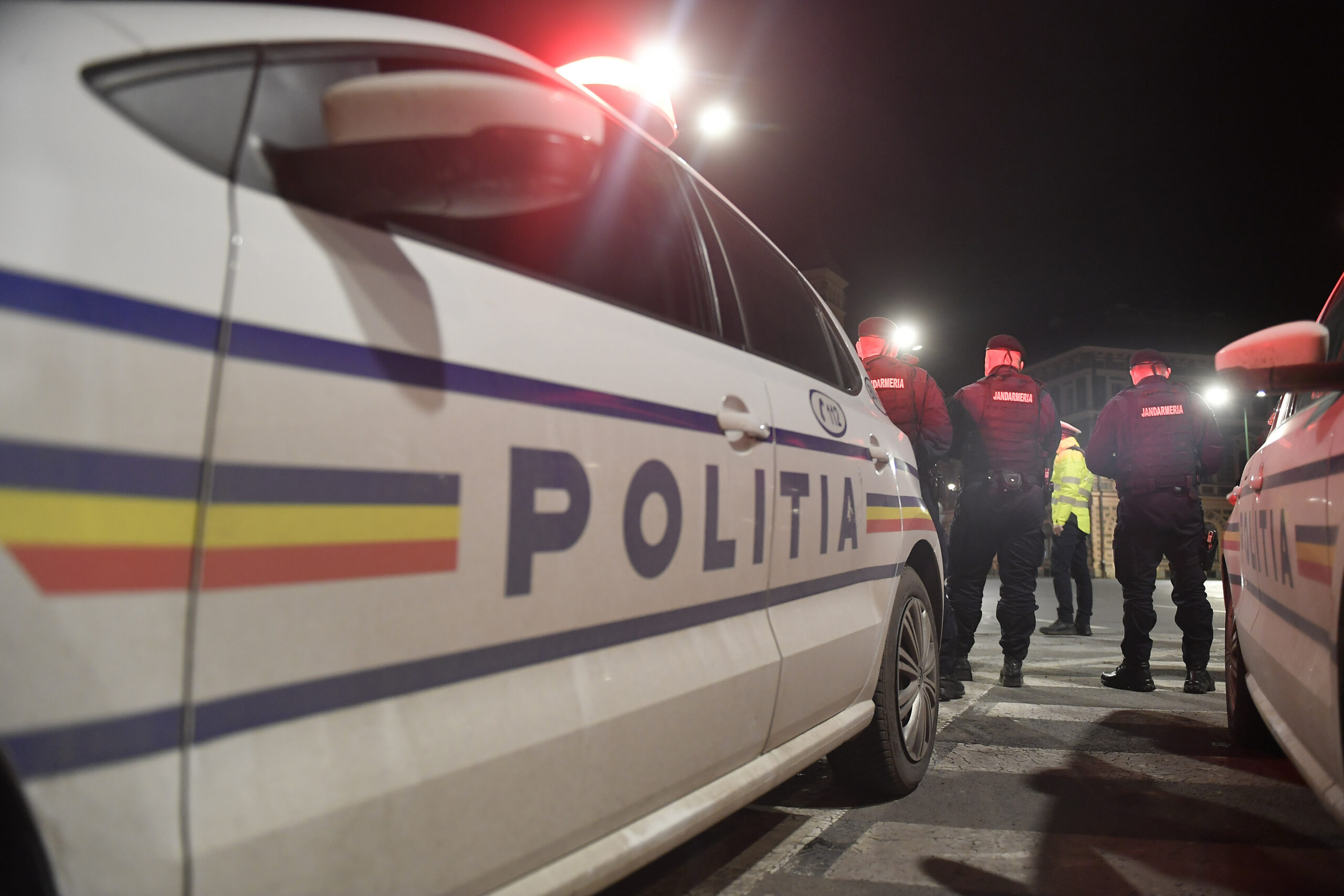 Tineri, blocați timp de 40 de minute într-un carusel. Au fost coborâți de pompieri