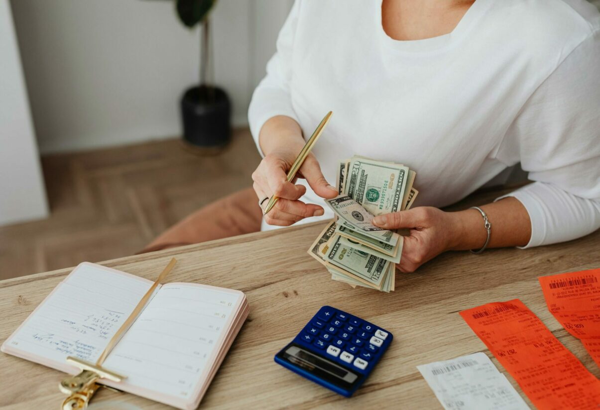 Tot mai mulți tineri depind financiar de părinți. Specialiștii: ajutorul trebuie să aibă reguli clare