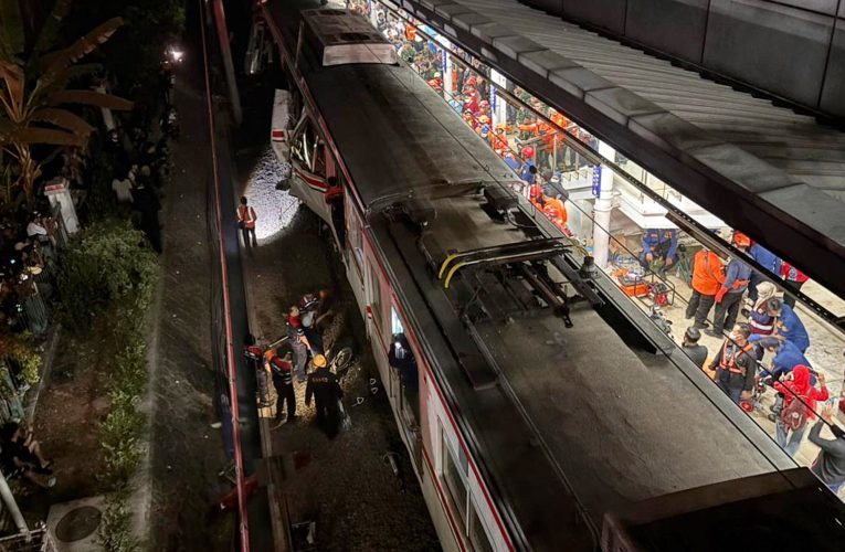 Trei persoane blocate într-un vagon avariat în urma unui accident feroviar din Indonezia