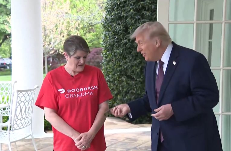 Trump oferă 100 de dolari bacșiș unui livrator DoorDash la Casa Albă