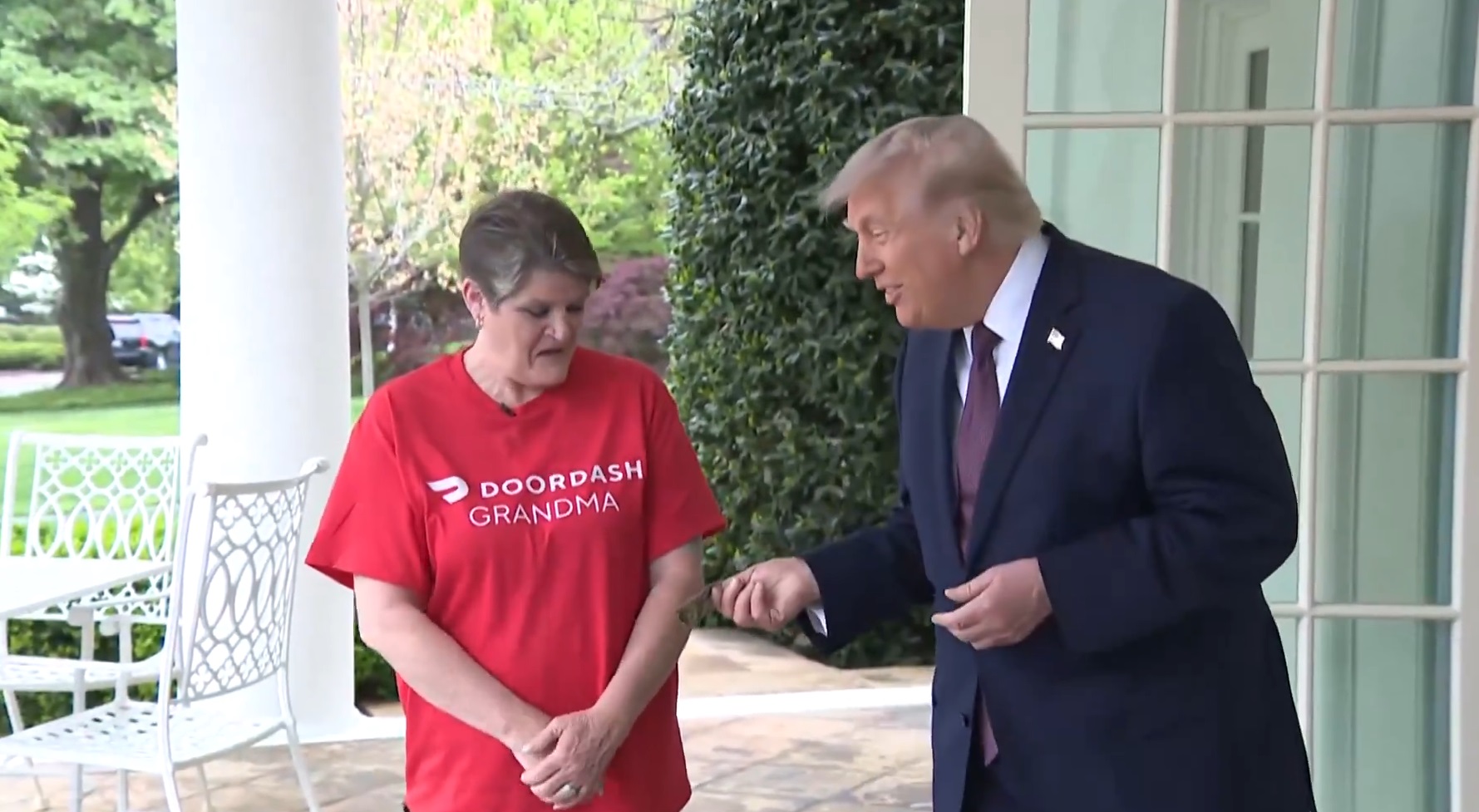 Trump oferă 100 de dolari bacșiș unui livrator DoorDash la Casa Albă