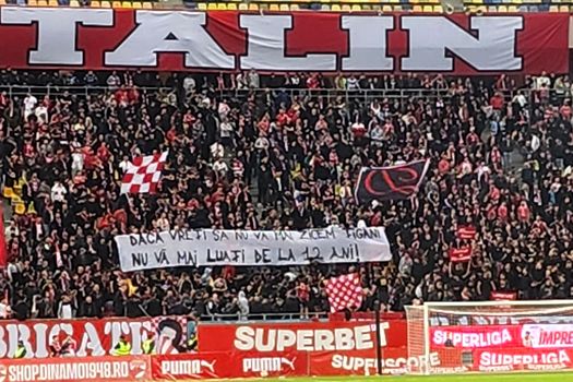 Ultrașii dinamoviști recidivează. Noi bannere cu mesaje rasiste prezente la meciul Dinamo-Rapid