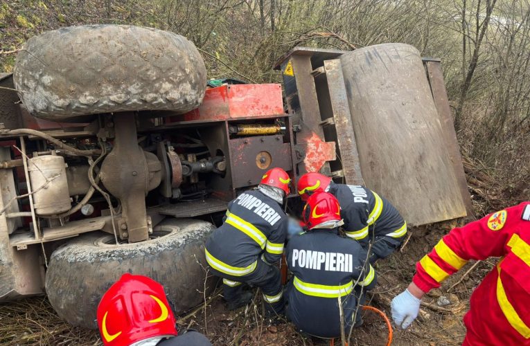 Un bărbat a murit strivit de un utilaj care a căzut într-o râpă adâncă în județul Bihor