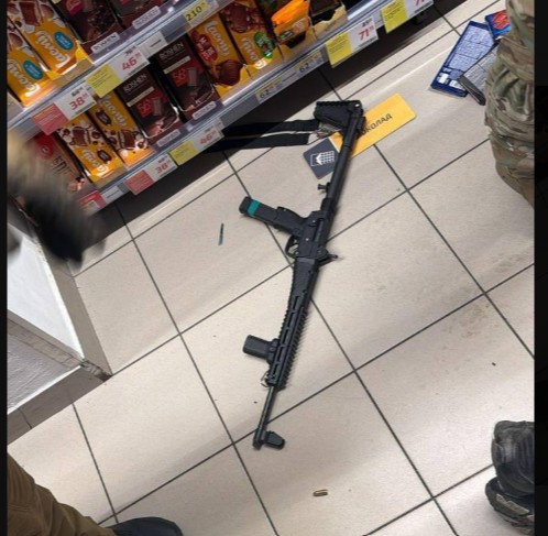 Un bărbat înarmat cu o mitralieră s-a plimbat printr-un cartier și a fost arestat la Kiev