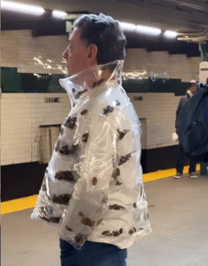 Un bărbat s-a plimbat cu o geacă cu compartimente transparente în care se aflau gândaci vii