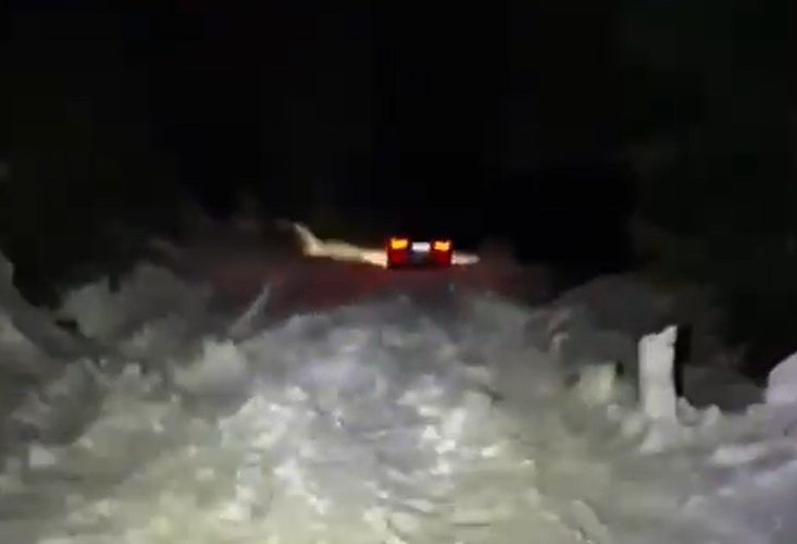 Un bărbat și fiul său au rămas blocați cu mașina în zăpadă pe munte în noaptea de Înviere