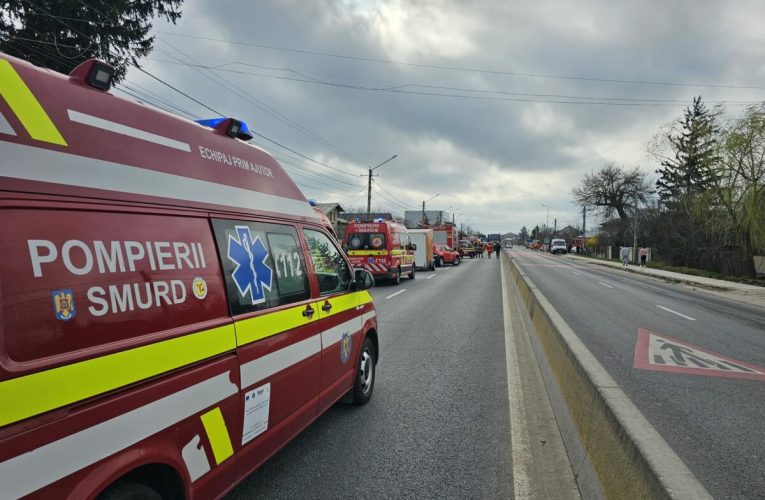 Un microbuz cu copii, implicat într-un accident, în Mureș