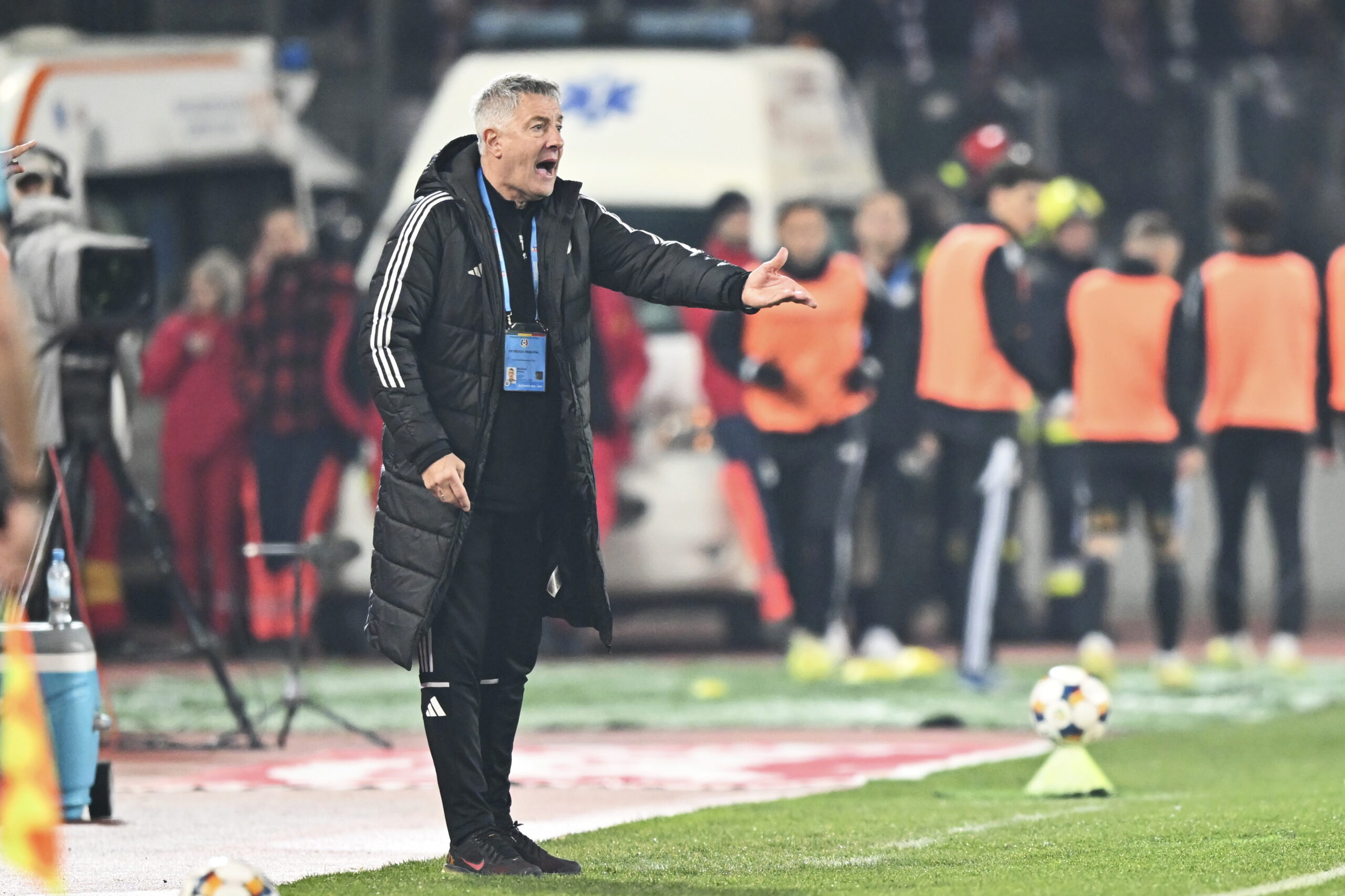 Universitatea Cluj, învingătoare în duelul pentru primul loc cu Universitatea Craiova, domină echipa ideală a etapei din Superliga de fotbal