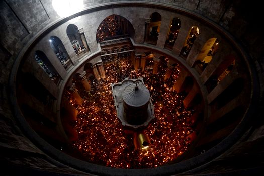 UPDATE Avionul care aduce Sfânta Lumină din Ierusalim a ajuns la București