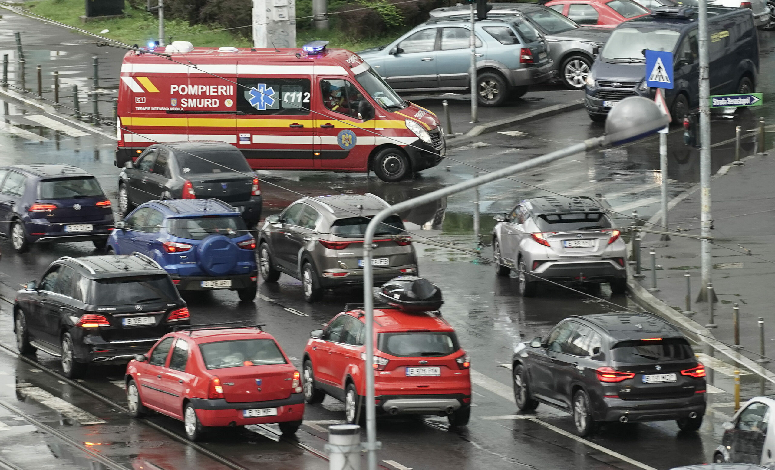 USR propune modificarea Codului rutier pentru introducerea culoarului de salvare