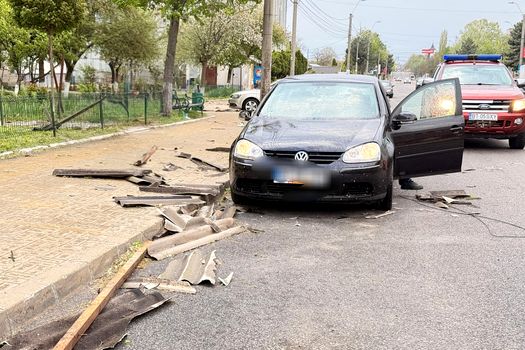 Vântul face ravagii în Moldova. Doi oameni au fost loviți de copaci și elemente de acoperiș