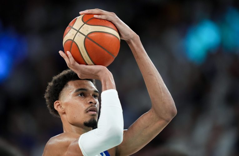 Victor Wembanyama, starul echipei San Antonio, suferă o comoție cerebrală în timpul meciului al doilea cu Portland din play-off-ul NBA