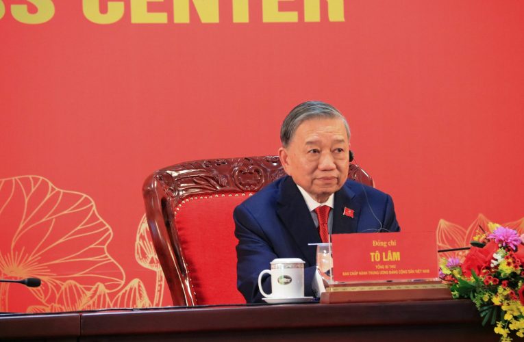 Vietnamul renunță la conducerea comună și îl alege pe liderul Partidului Comunist în funcția de președinte