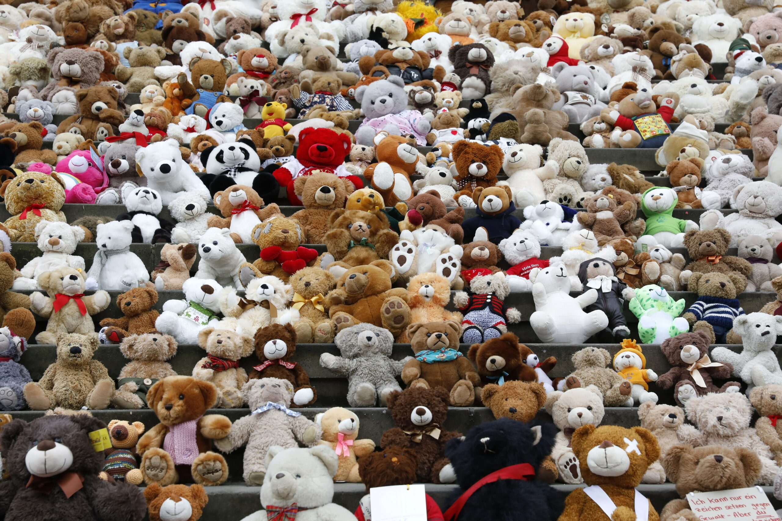 Zeci de mii de ursuleți de pluș amplasați în Washington DC trag un semnal de alarmă în privința copiilor ucraineni răpiți în timpul războiului