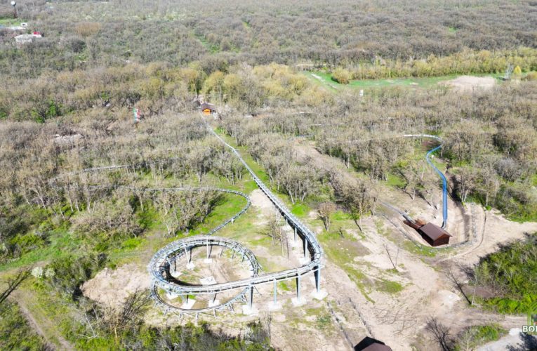 Zonă de agrement unică în România. Are piste de bob printre copaci, trasee de biciclete și un turn de cățărare
