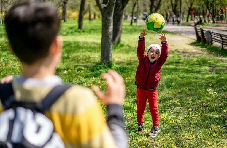 1 Iunie: Cadouri care îi țin pe copii departe de ecrane. Ce câștigă teren în fața jucăriilor clasice