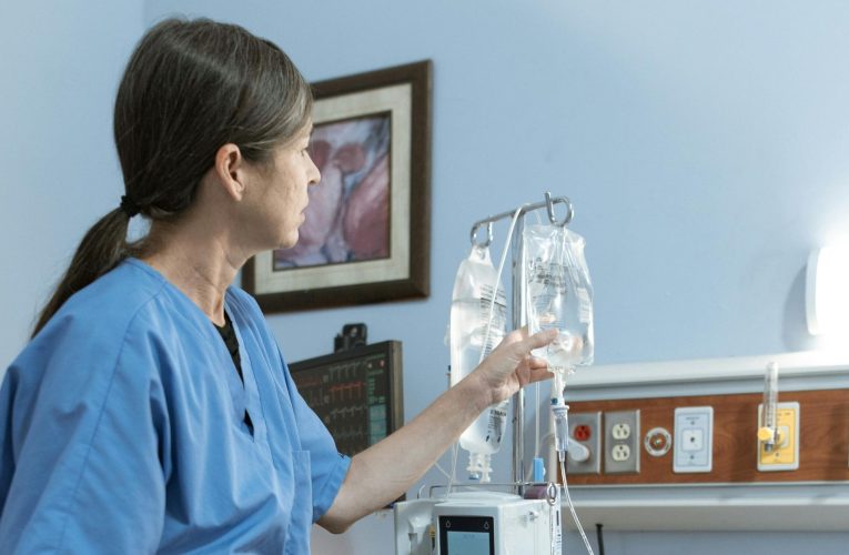 4 din 10 asistenți medicali și-ar dori să renunțe la profesie. Care sunt motivele?