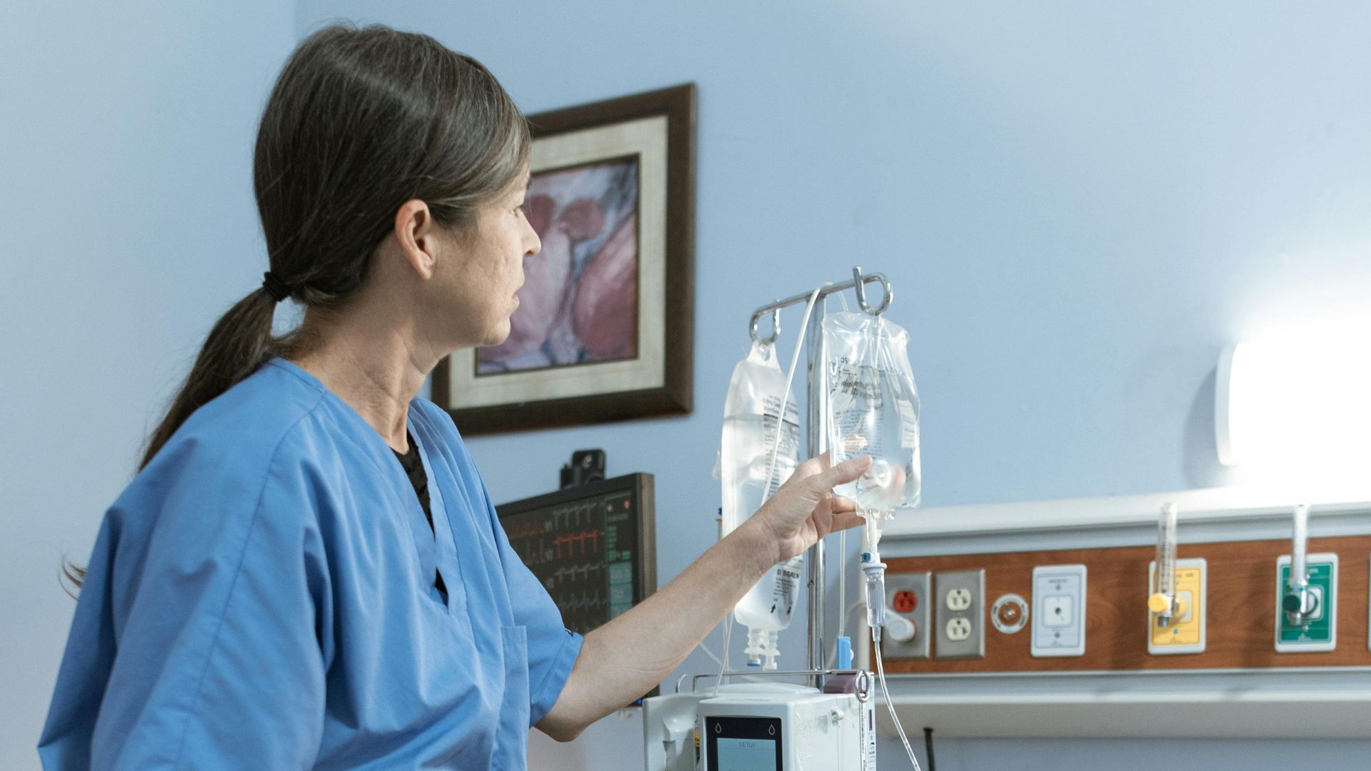 4 din 10 asistenți medicali și-ar dori să renunțe la profesie. Care sunt motivele?